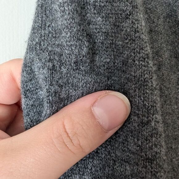 Theory 100% Cashmere Gray V-Neck Sweater Size T/TP - Picture 3 of 9